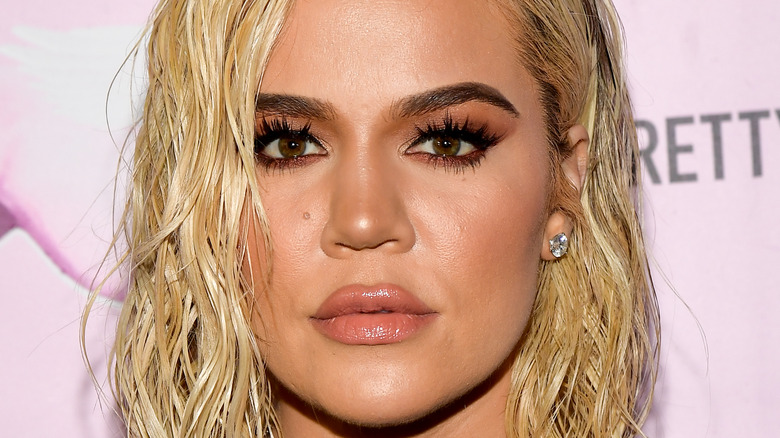 Khloe Kardashian con i capelli bagnati