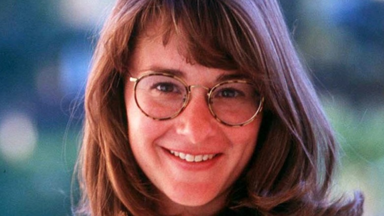 Una giovane Melinda Gates sorridente 