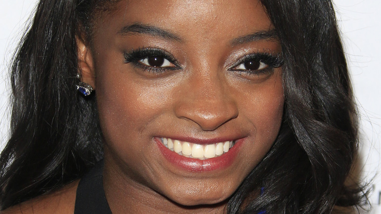 Simone Biles sorride