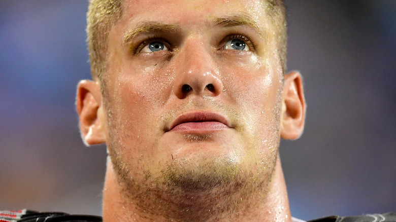 Carl Nassib sudato in campo nel 2019