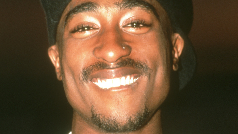 Tupac Shakur sorride