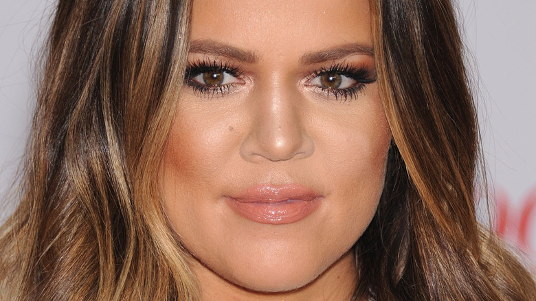 Khloe Kardashian con un'espressione neutra