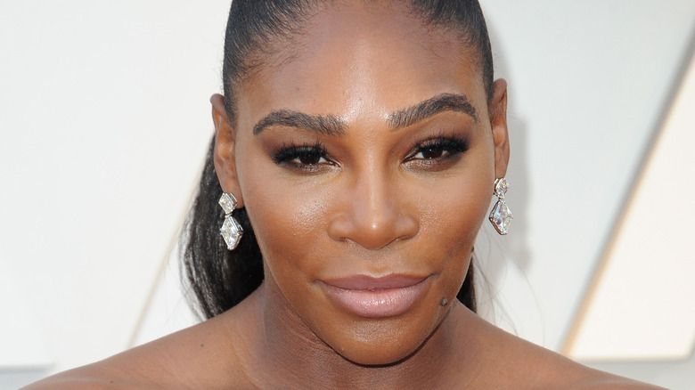 Serena Williams, foto del 2019, truccata, i capelli raccolti in una coda di cavallo