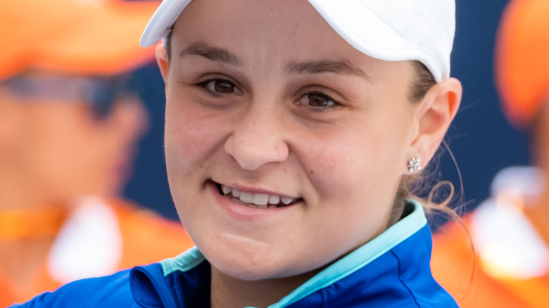 Ashleigh Barty sorride con il suo trofeo