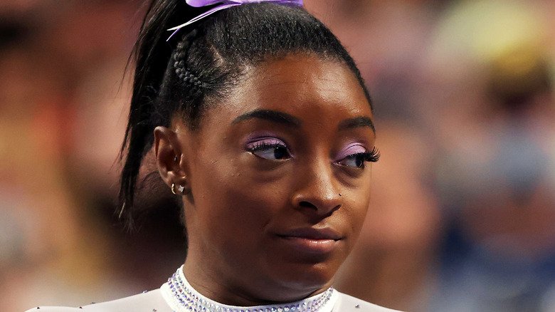 Simone Biles cerca di schierarsi durante la competizione