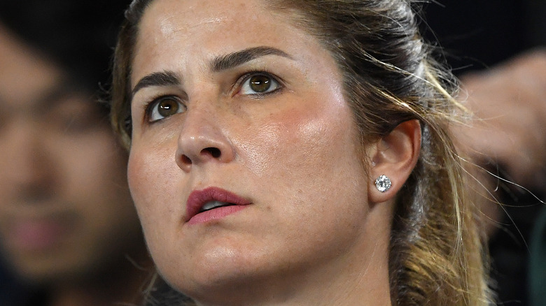 Mirka Federer guarda il tennis