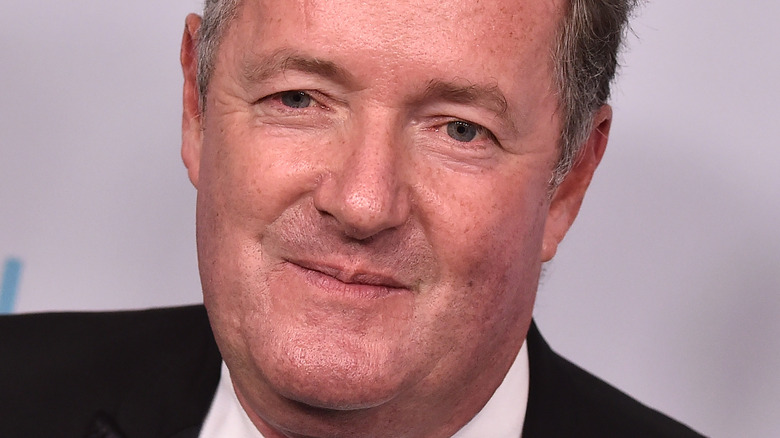 Piers Morgan in posa per le telecamere