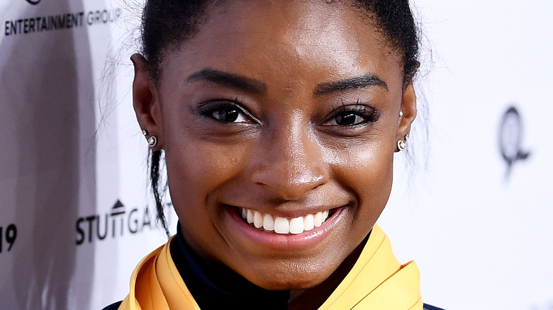 Simone Biles sorride con le sue medaglie.