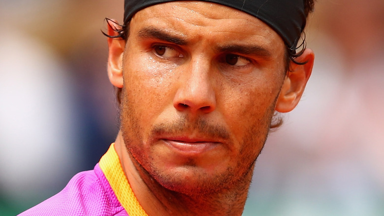 Rafael Nadal gioca a tennis