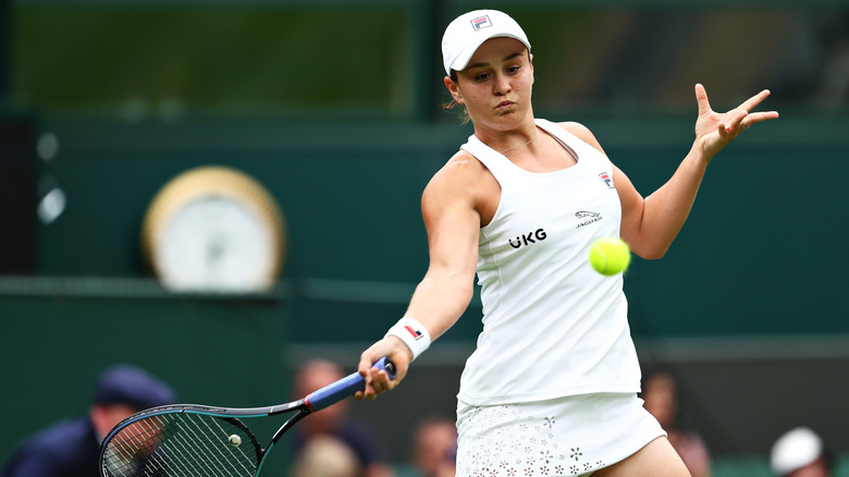 Ashleigh Barty colpisce una pallina da tennis a Wimbledon 2021