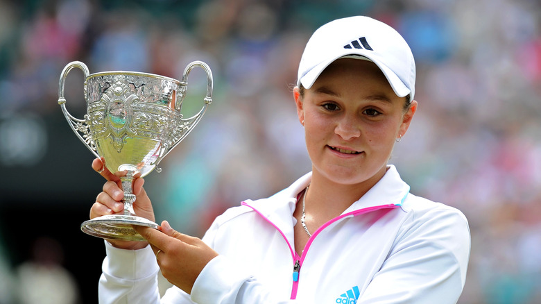 Ashleigh Barty con il trofeo a Wimbledon 2021