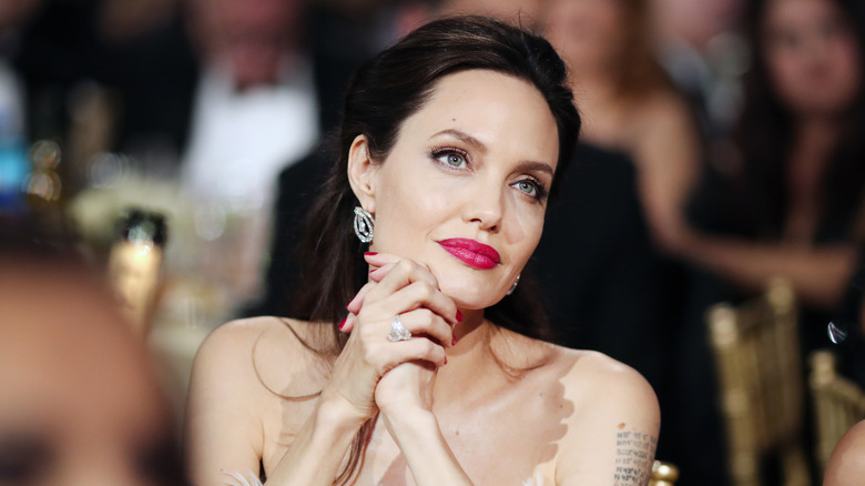 Angelina Jolie a guardare nel 2018.