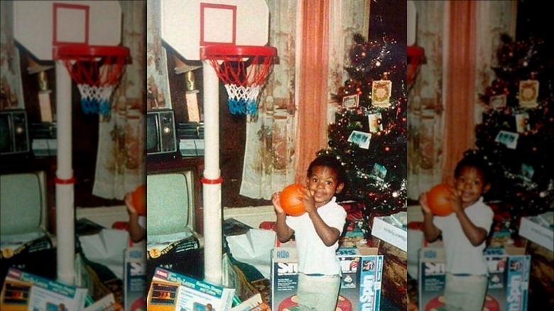 LeBron James da bambino a Natale con una palla da basket.