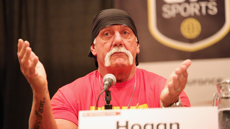 Hulk Hogan sembra turbato