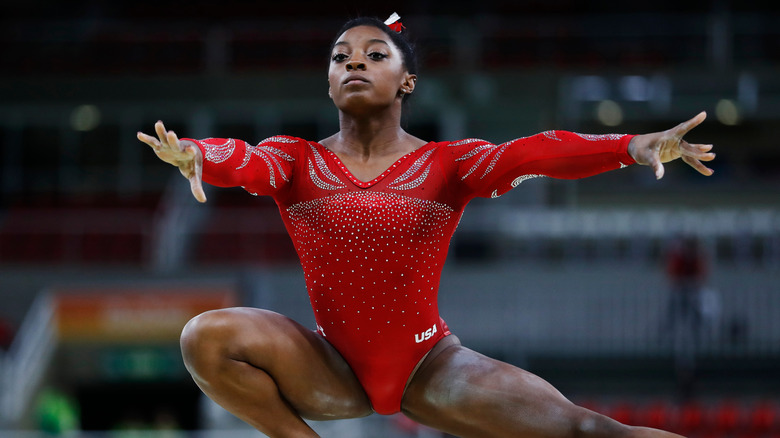 Simone Biles si esibisce