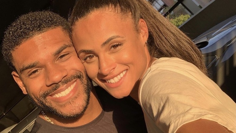 Selfie di Sydney McLaughlin e Andre Levrone Jr., sorridenti