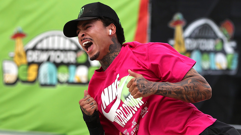 Nyjah Huston gareggia in una gara di skateboard