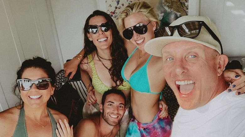 Savannah Chrisley in posa per una foto di gruppo