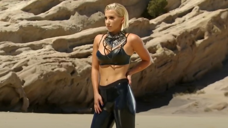 Savannah Chrisley indossa un abito nero nel deserto