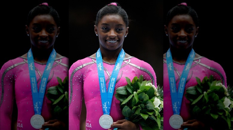 Simone Biles indossa la medaglia