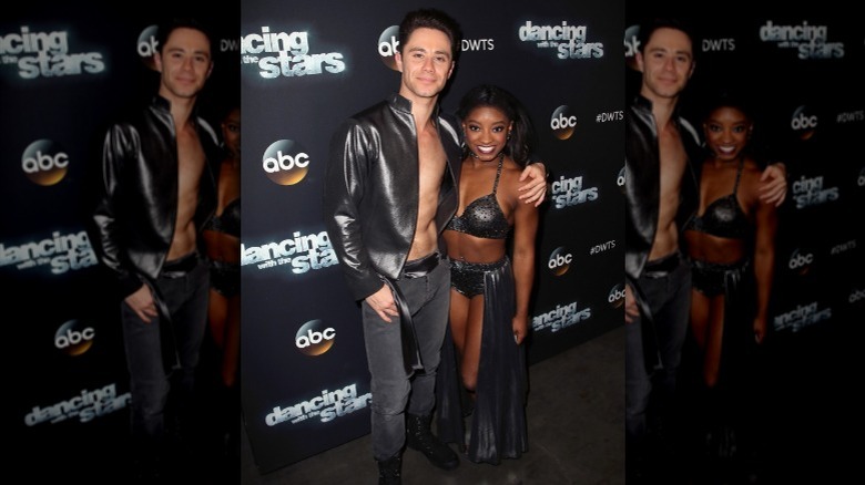 Sasha Farber con un braccio intorno a Simone Biles