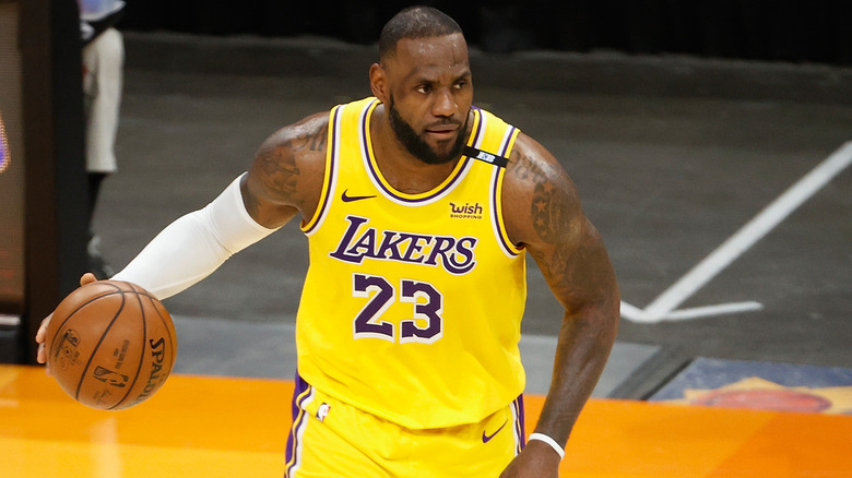 LeBron James #23 dei Los Angeles Lakers gestisce la palla nel gioco cinque della serie di playoff del primo turno della Western Conference alla Phoenix Suns Arena