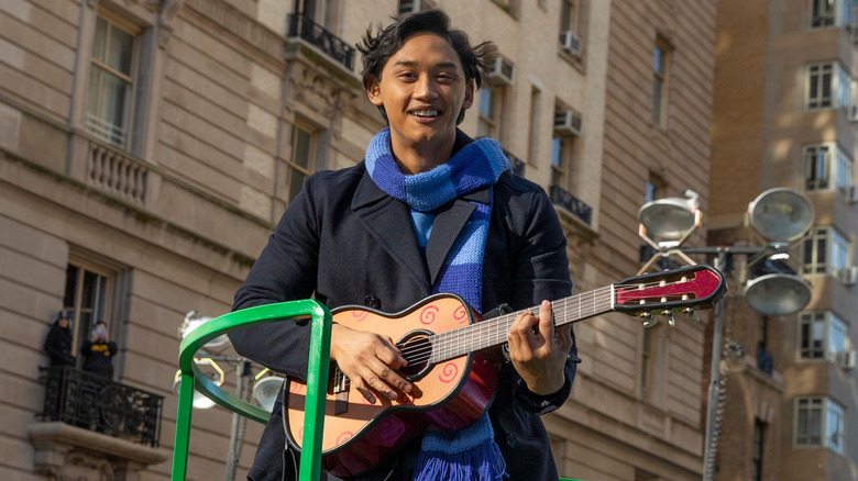 Josh Dela Cruz suona la chitarra