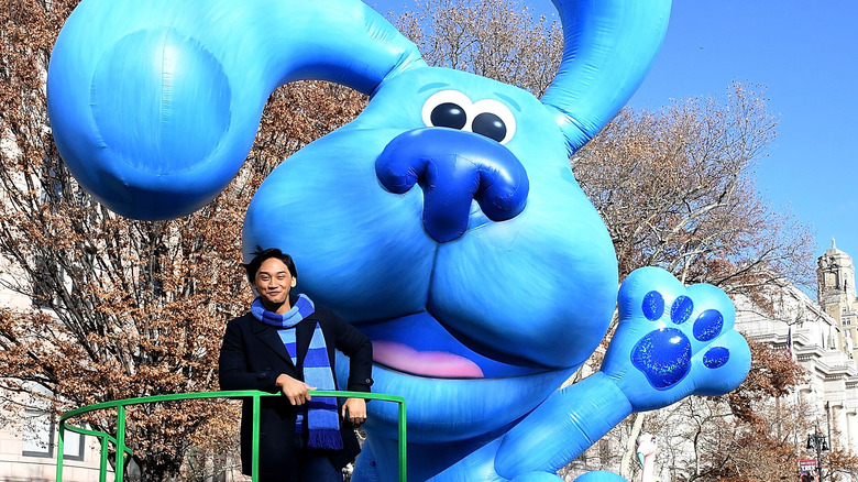 Josh Dela Cruz con il carro blu alla parata di Macy