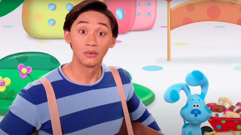 Josh Dela Cruz in un episodio di Blues Clues and You!