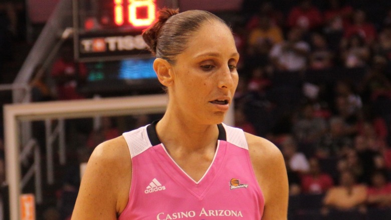 Diana Taurasi sul campo da basket 