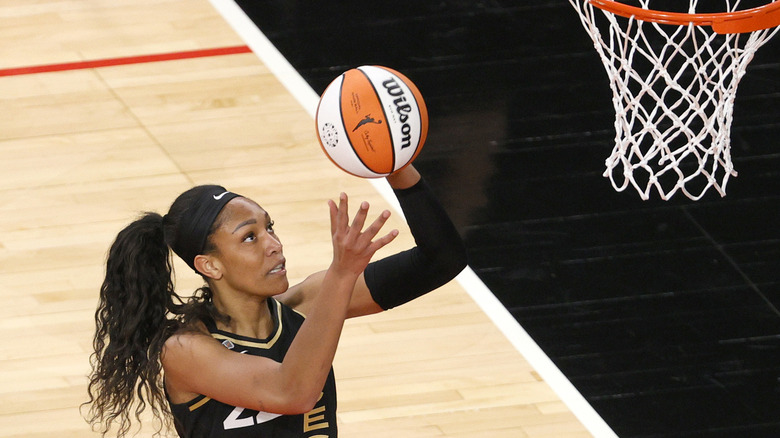 A'ja Wilson spara a basket