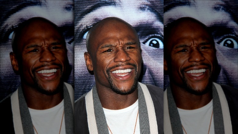 Floyd Mayweather sorride