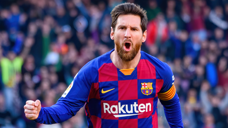 Lionel Messi che alza il pugno