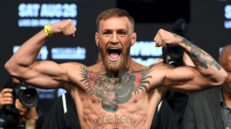 Conor McGregor si flette sulla bilancia