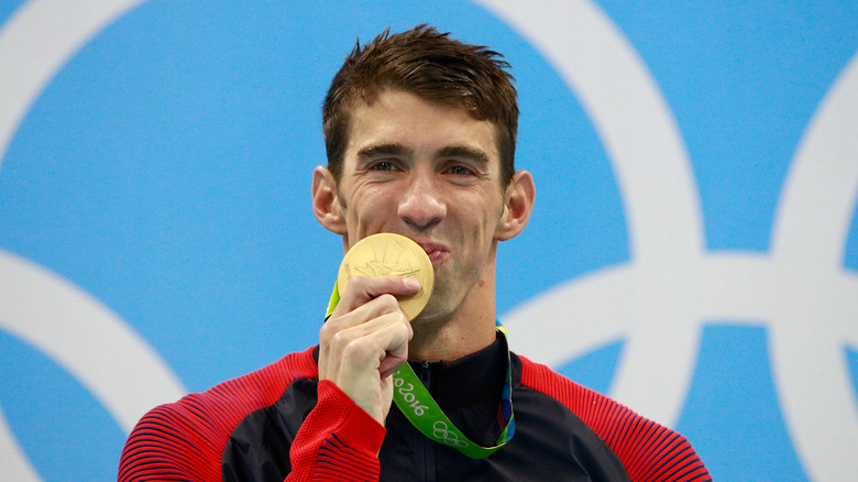 Michael Phelps bacia la sua medaglia d'oro