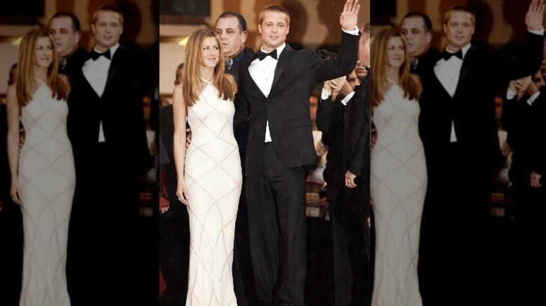 Jennifer Aniston e Brad Pitt sorridono e salutano sul red carpet