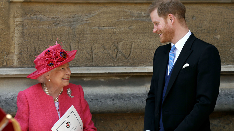 La regina Elisabetta e il principe Harry chiacchierano