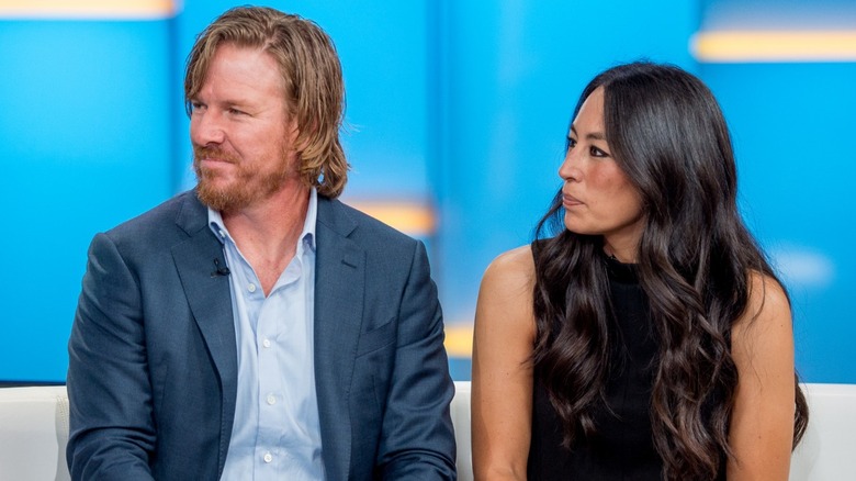 Chip e Joanna Gaines sembrano seri nell'intervista 