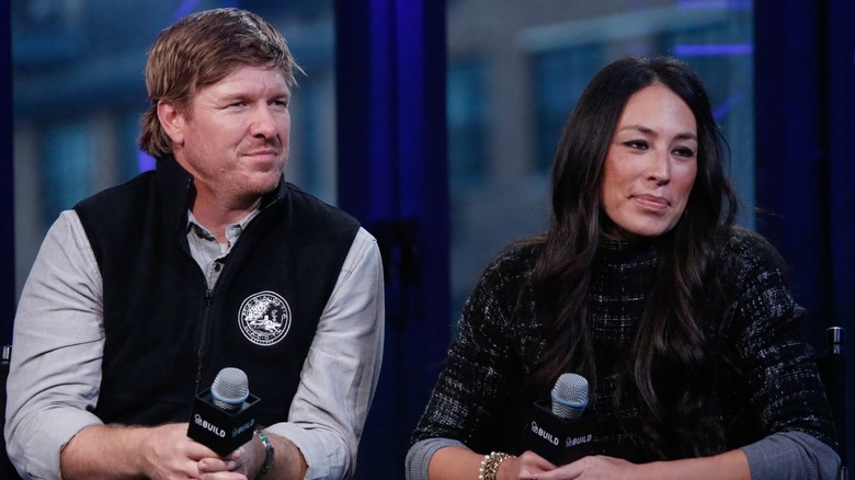 Chip e Joanna Gaines sembrano seri durante un'intervista