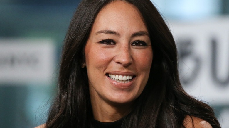 Joanna Gaines sorride 