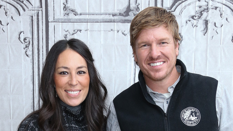 Chip e Joanna Gaines sorridono