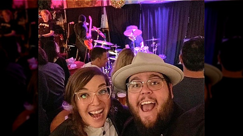 Emily Schalick e Charley Koontz in un selfie