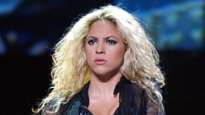 Shakira accigliata