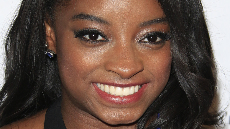 Simone Biles sorride