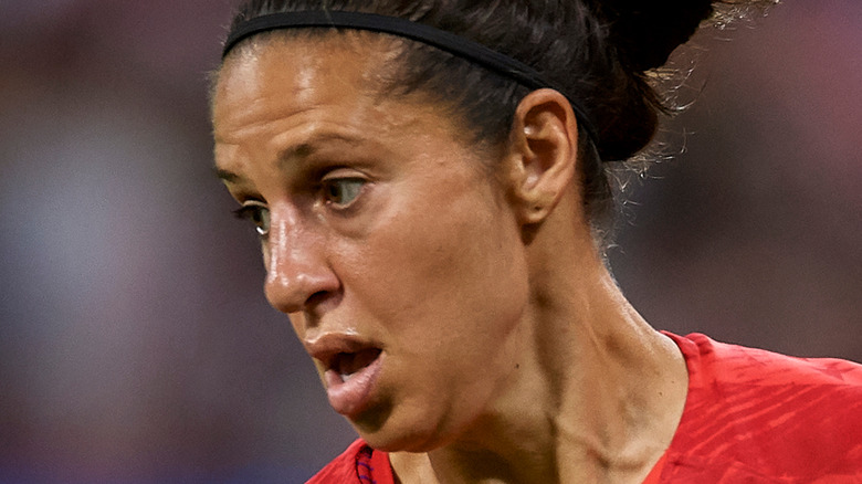 Carli Lloyd sul campo di calcio 