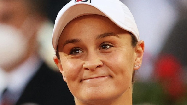 Ashleigh Barty sorride e guarda di lato