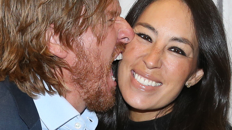 Chip Gaines morde la faccia di Joanna Gaines