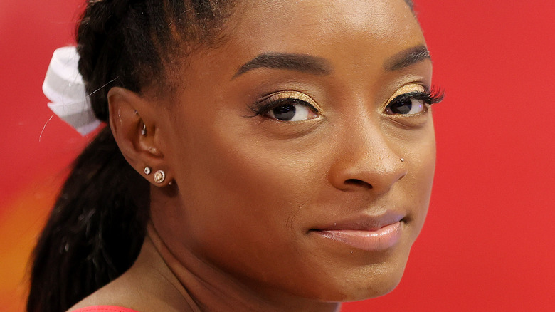 Simone Biles con l'ombretto dorato