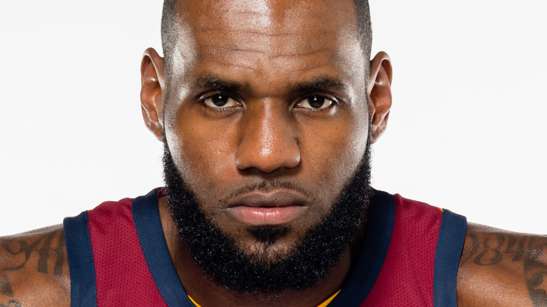 LeBron James che guarda la telecamera in uniforme da basket