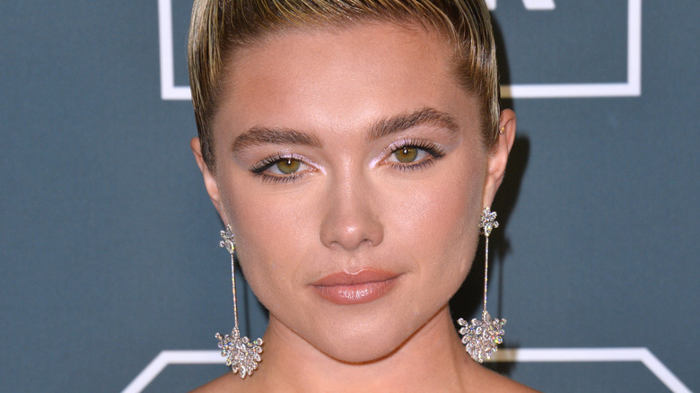 Florence Pugh in posa sul red carpet
